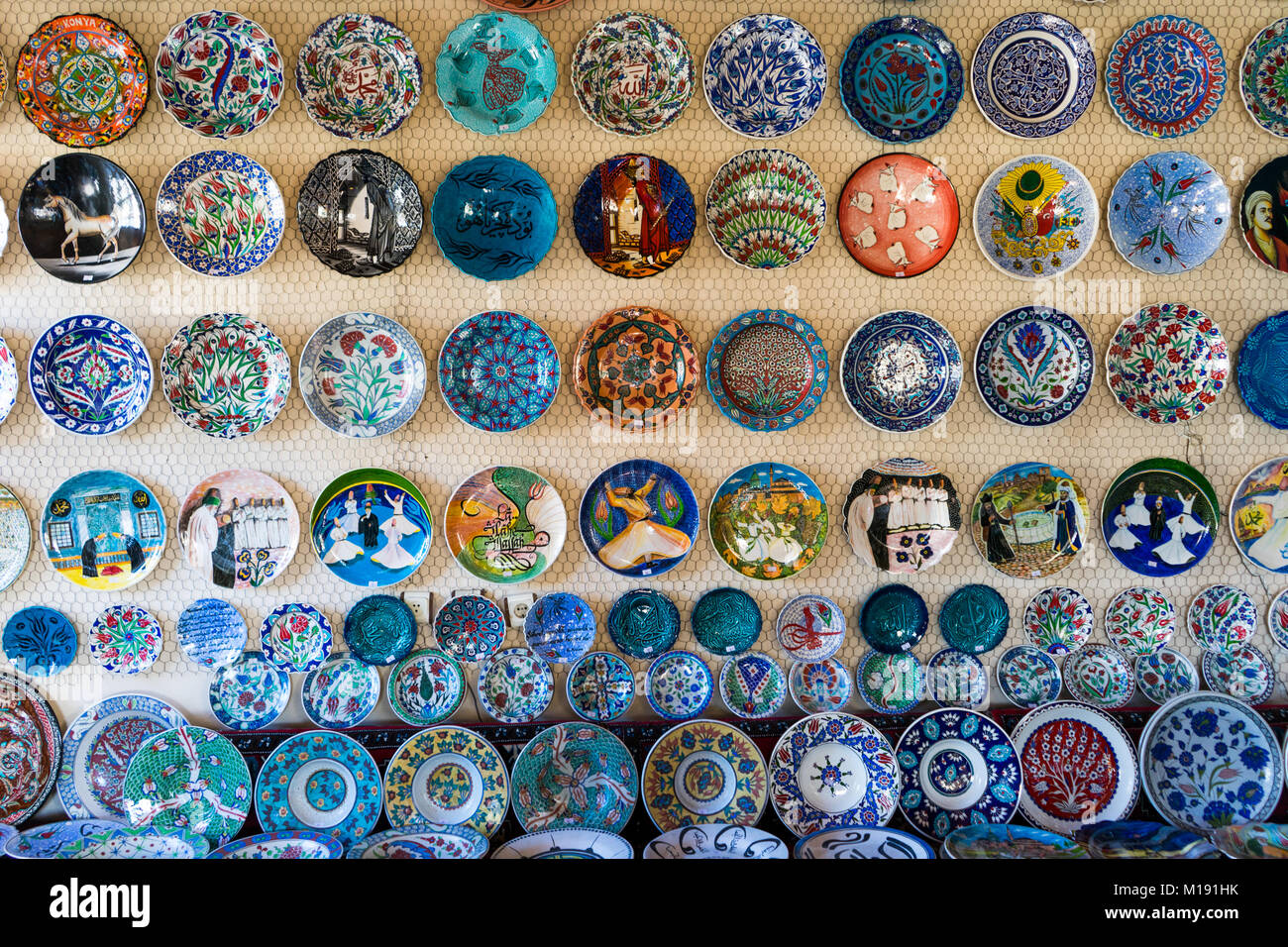Souvenirs de céramique colorée dans le mur, Konya - Turquie Banque D'Images