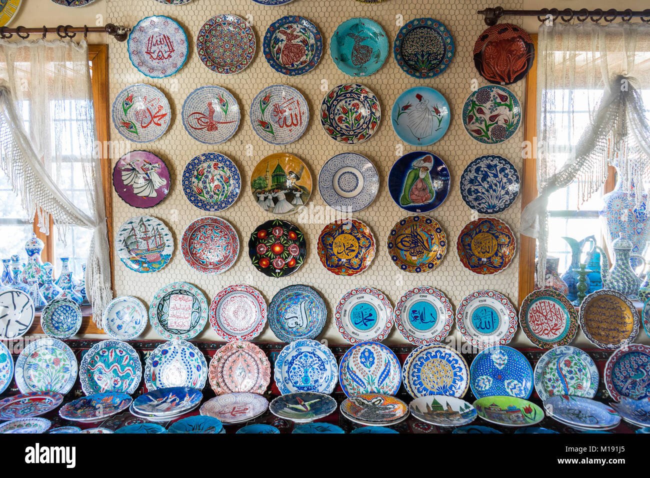 Souvenirs de céramique colorée dans le mur, Konya - Turquie Banque D'Images