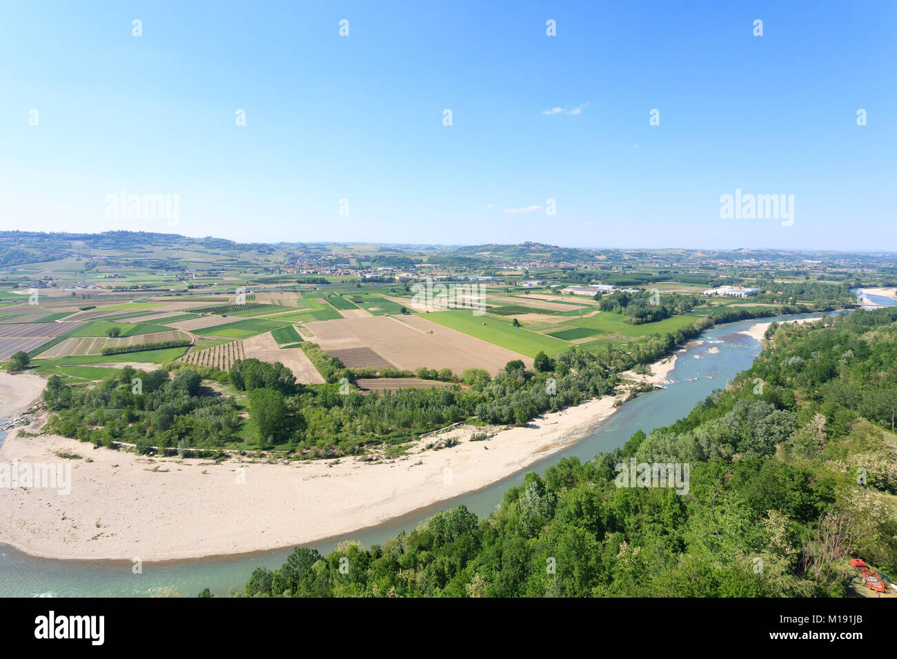 Vue sur la rivière Tanaro. Vignobles de la région des Langhe, Italie l'agriculture. Site du patrimoine mondial de l'Unesco Banque D'Images