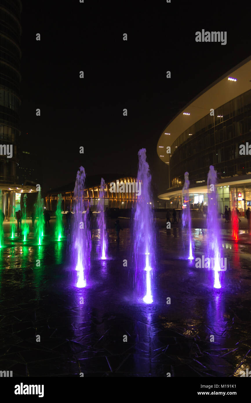 MILAN, ITALIE - 30 octobre 2016 : financial district Vue de nuit. L'eau des fontaines illuminées. Les gratte-ciel modernes dans Gae Aulenti square. La banque Unicredit à Banque D'Images