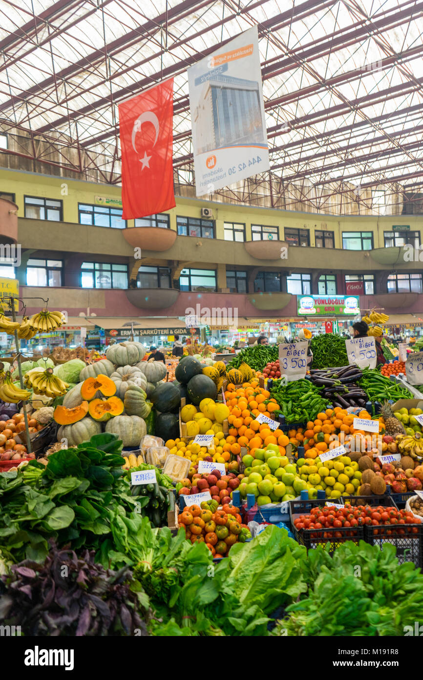 Konya, Turquie - Décembre 16 ,2017 : fruits et légumes dans les épiceries turc traditionnel bazar. Banque D'Images