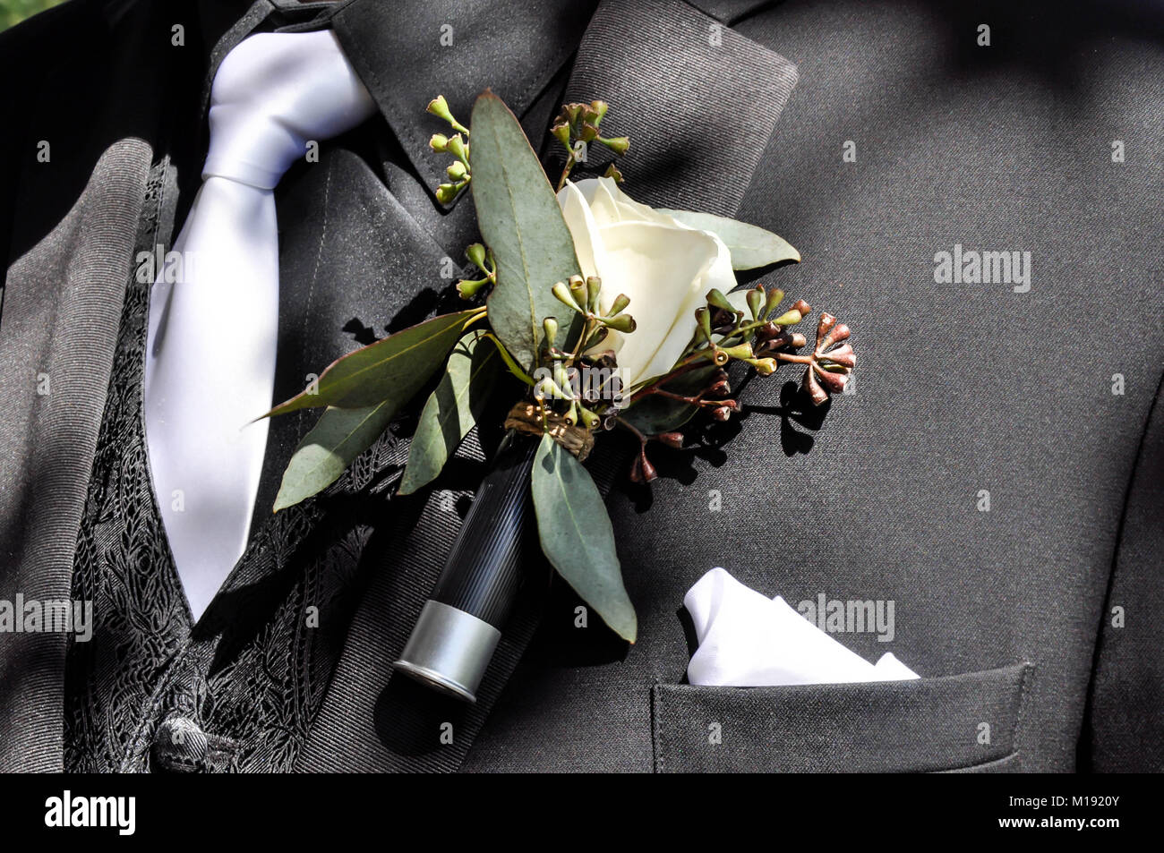 Une groomsman avec white rose boutonnière en shot gun shell Banque D'Images
