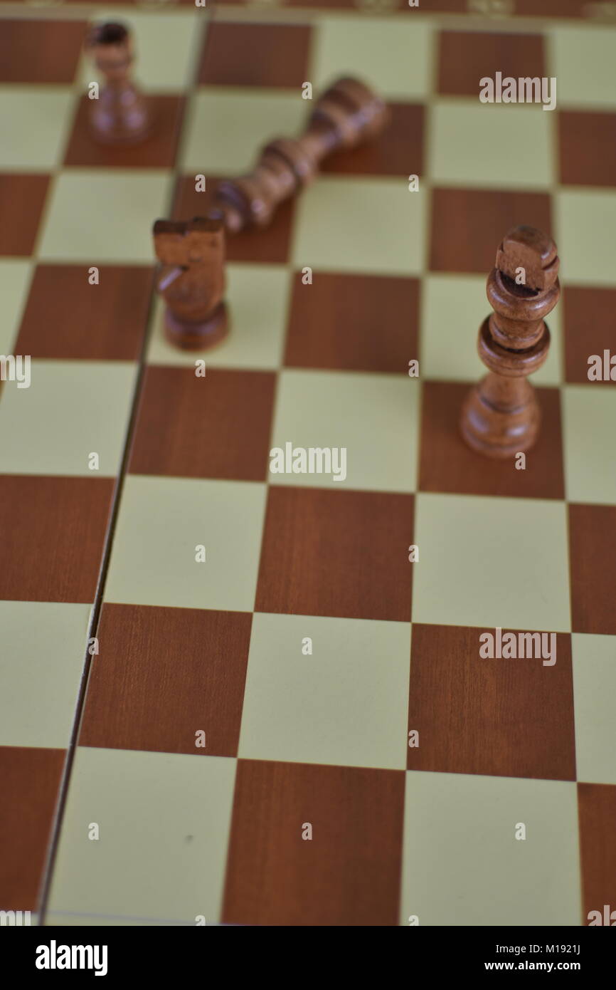 Joue une partie de échecs échecs...en attente d'une erreur de l'adversaire Banque D'Images