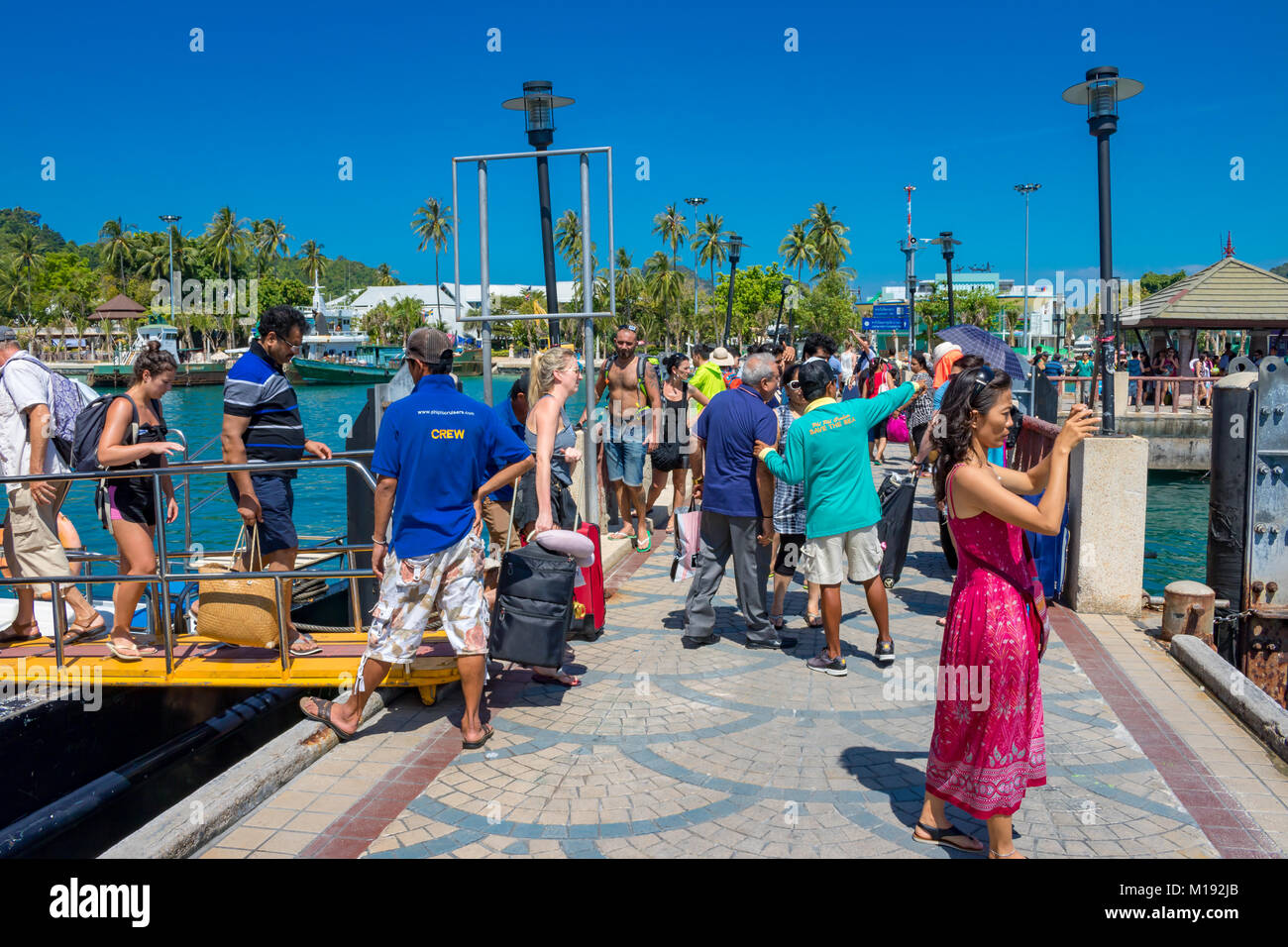 Île de Phi Phi, Krabi, Thaïlande 28 Janvier 2016 Les touristes en provenance de Phuket à Ao Tonsai pier, sur Koh Phi Phi Don Banque D'Images