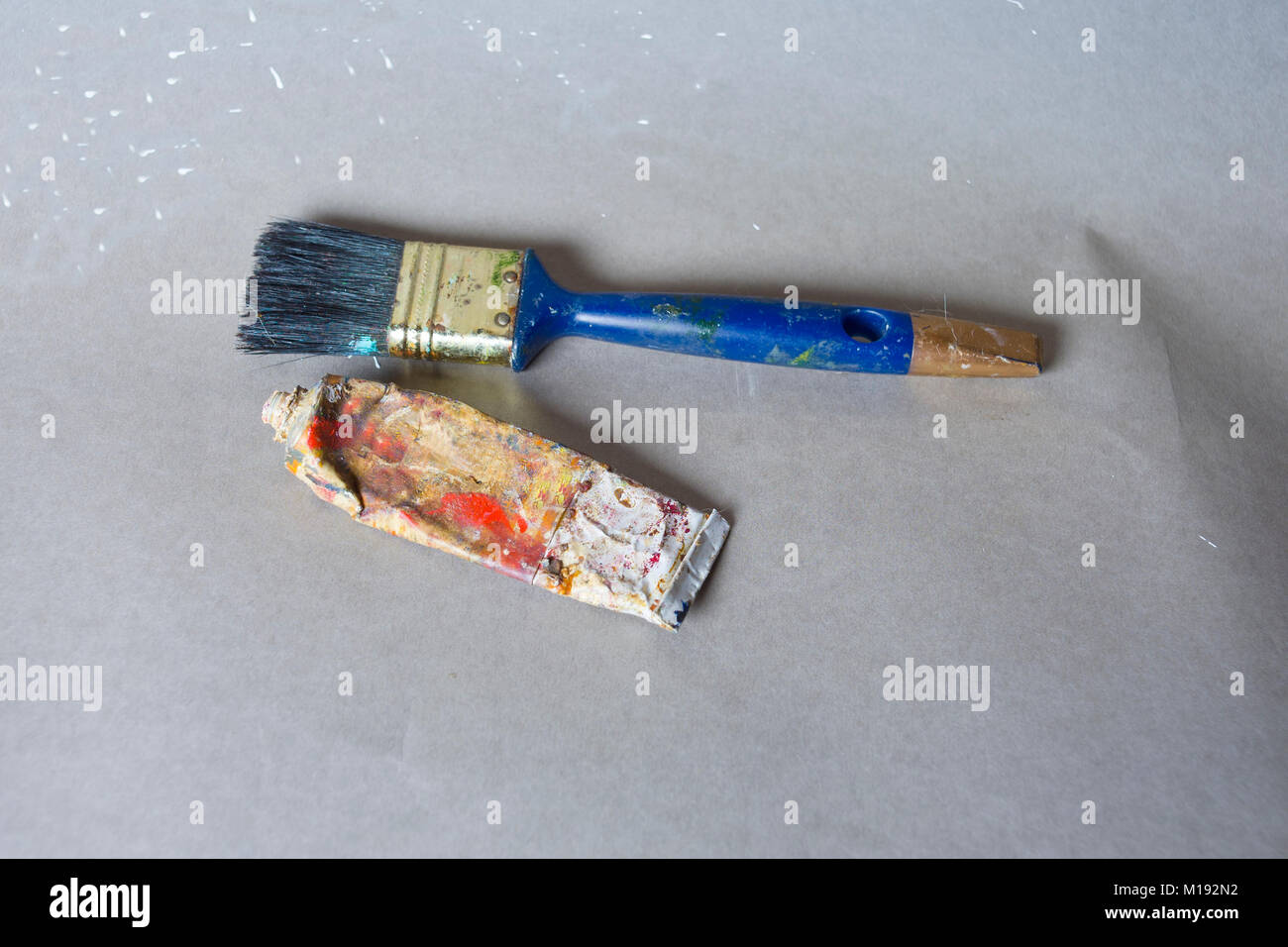 Tube de peinture et pinceau Banque D'Images