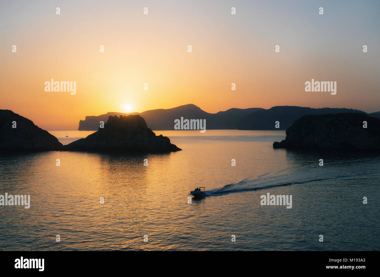 Le bateau yacht de voiles près de Santa Ponsa côte au coucher de soleil à Morro d'en Pere Joan bay à Majorque, îles Baléares de l'Espagne. Es roches Malgrat. Banque D'Images