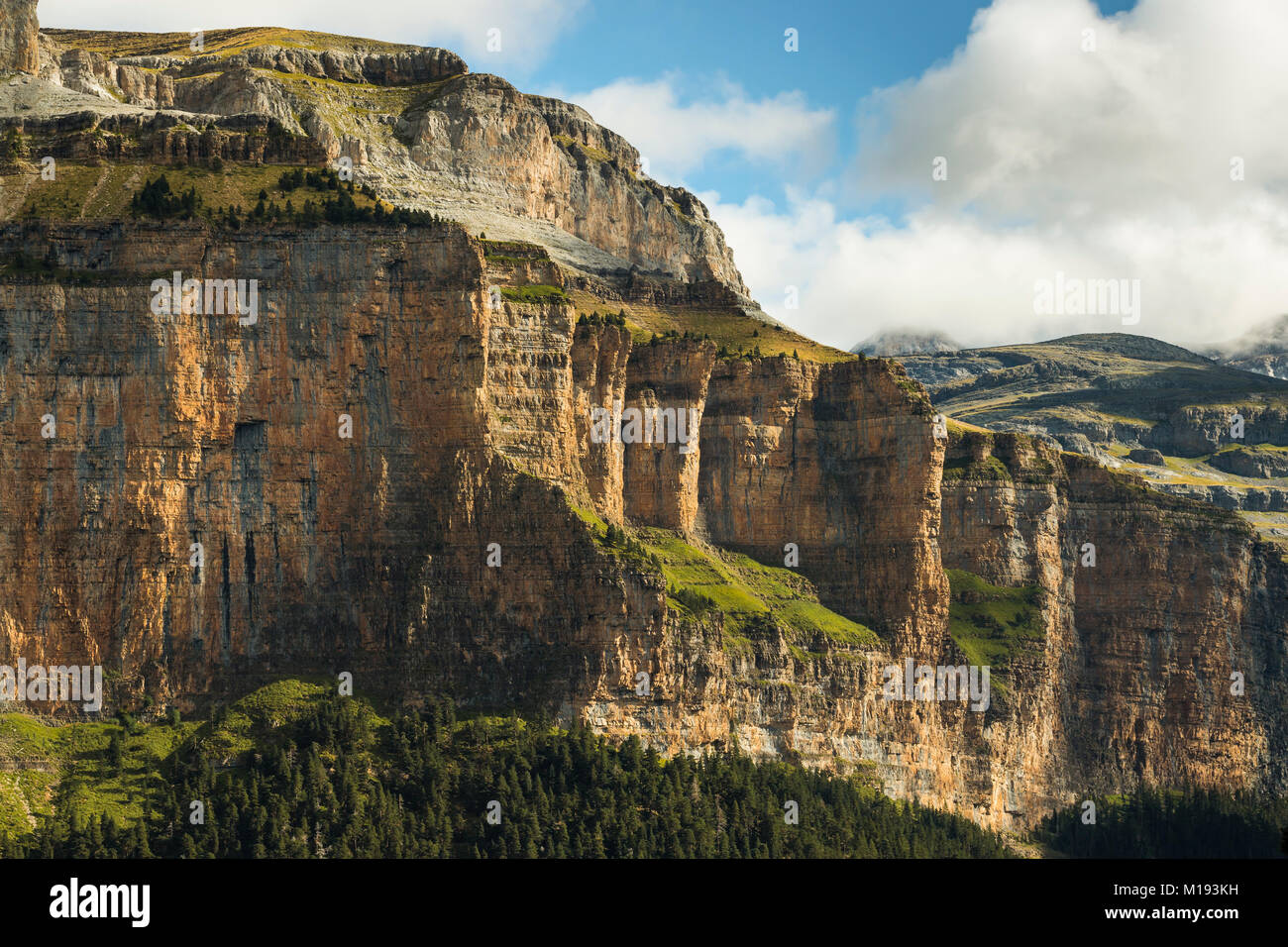 Les parois du canyon de calcaire pur sur le côté nord de la belle vallée d'Ordesa. Parc National d'Ordesa ; Pyrénées ; Aragon ; Espagne Banque D'Images