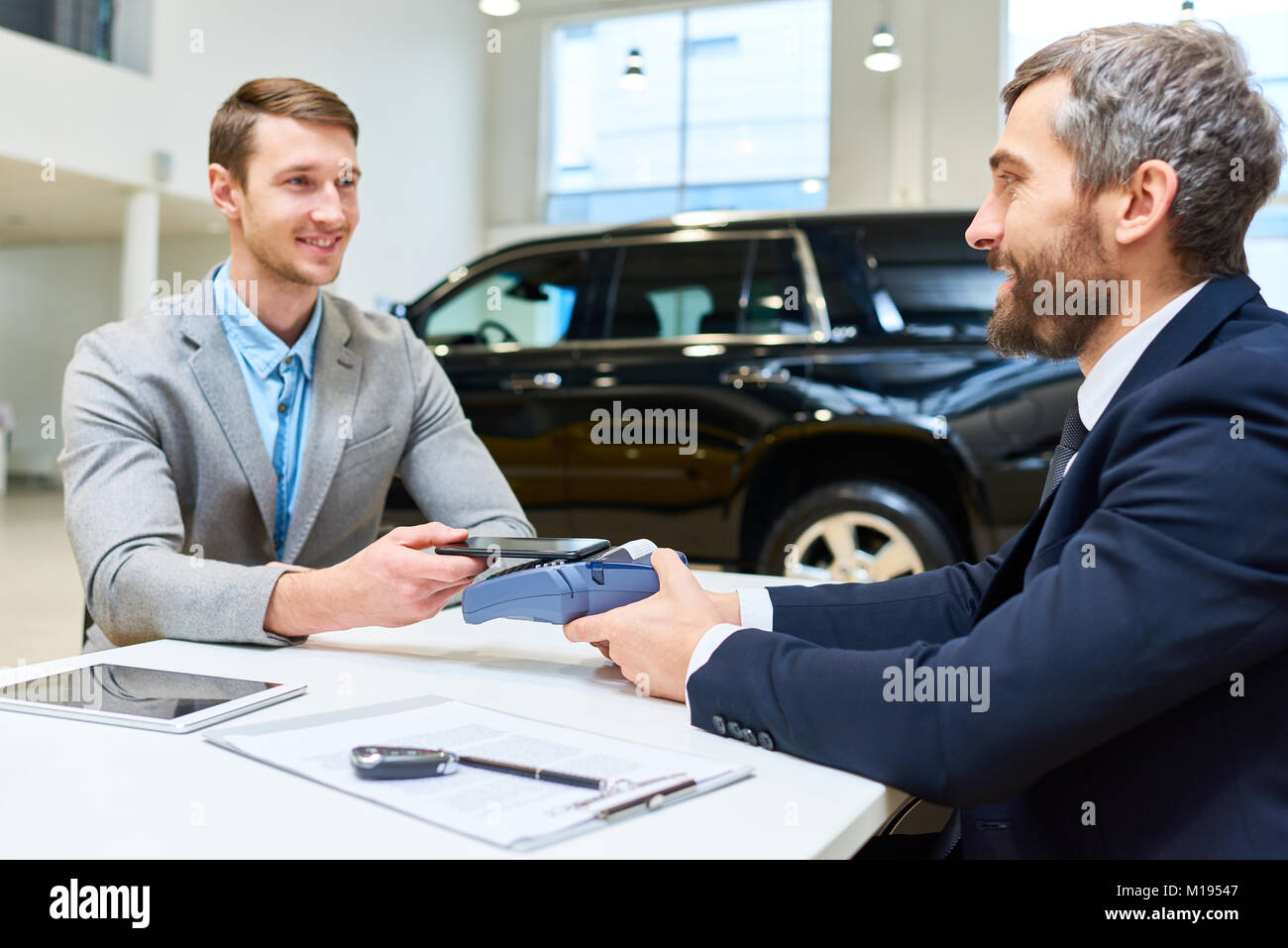 Bel homme dans une voiture de luxe Banque de photographies et d’images ...