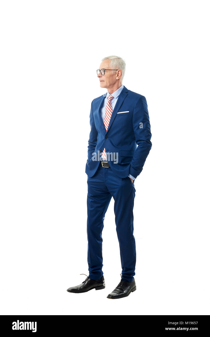 Longueur totale d'un senior businessman wearing costume et looking at camera while standing Banque D'Images