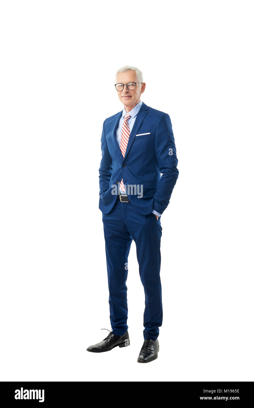 Longueur totale d'un senior businessman wearing costume et looking at camera while standing à isolé sur fond blanc. Banque D'Images