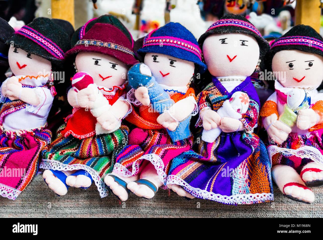 Rangée de poupées de chiffon en vêtements traditionnels, marché d'Otavalo, Équateur Banque D'Images
