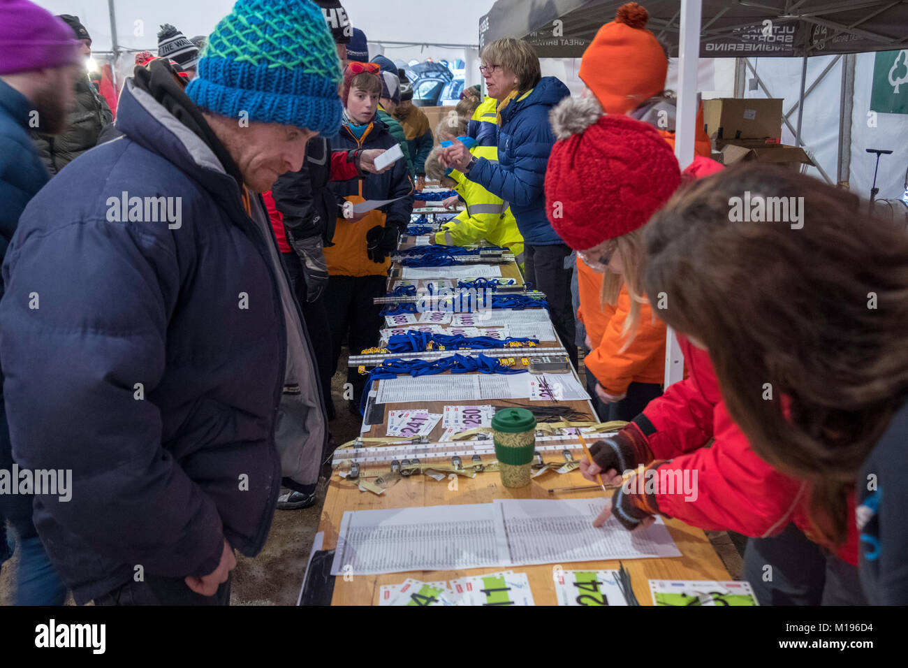 La signature d'avenants au début du Strathpuffer 24 heures de vélo de montagne dans la région de Strathpeffer dans les Highlands écossais. Banque D'Images