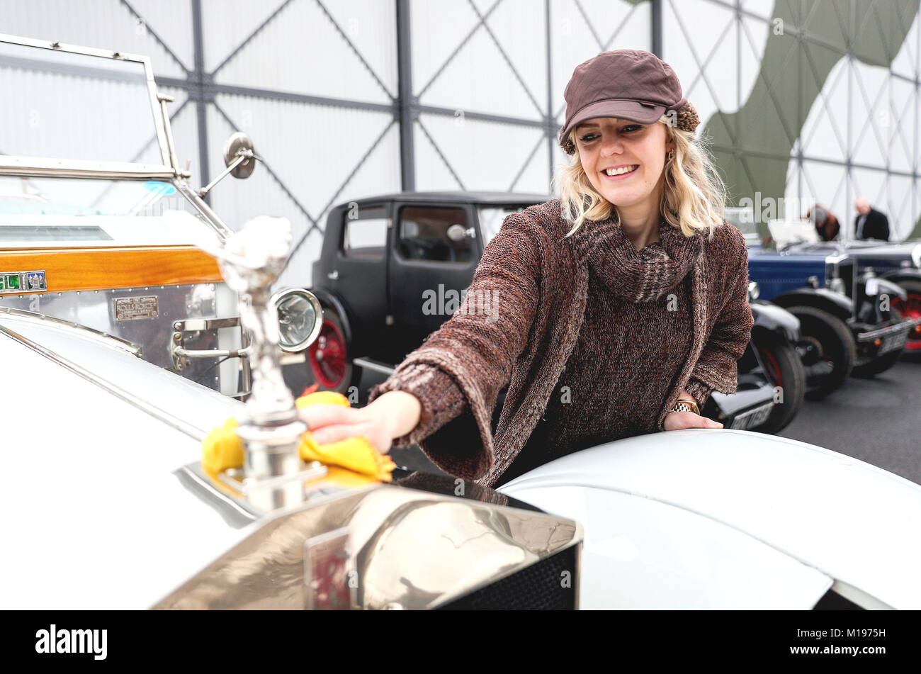 Katie Forrest, 32 ans, de Guildford, nettoie son 1912 Roll-Royce Silver Ghost, connu comme "le Taj Mahal" et initialement détenue par le Maharaja de Nabha, au cours de l'assemblée annuelle de l'épreuves de conduite Vintage Sports-Car Club, autour de cours disponibles à la Brooklands Museum site, à Weybridge, Surrey. Banque D'Images