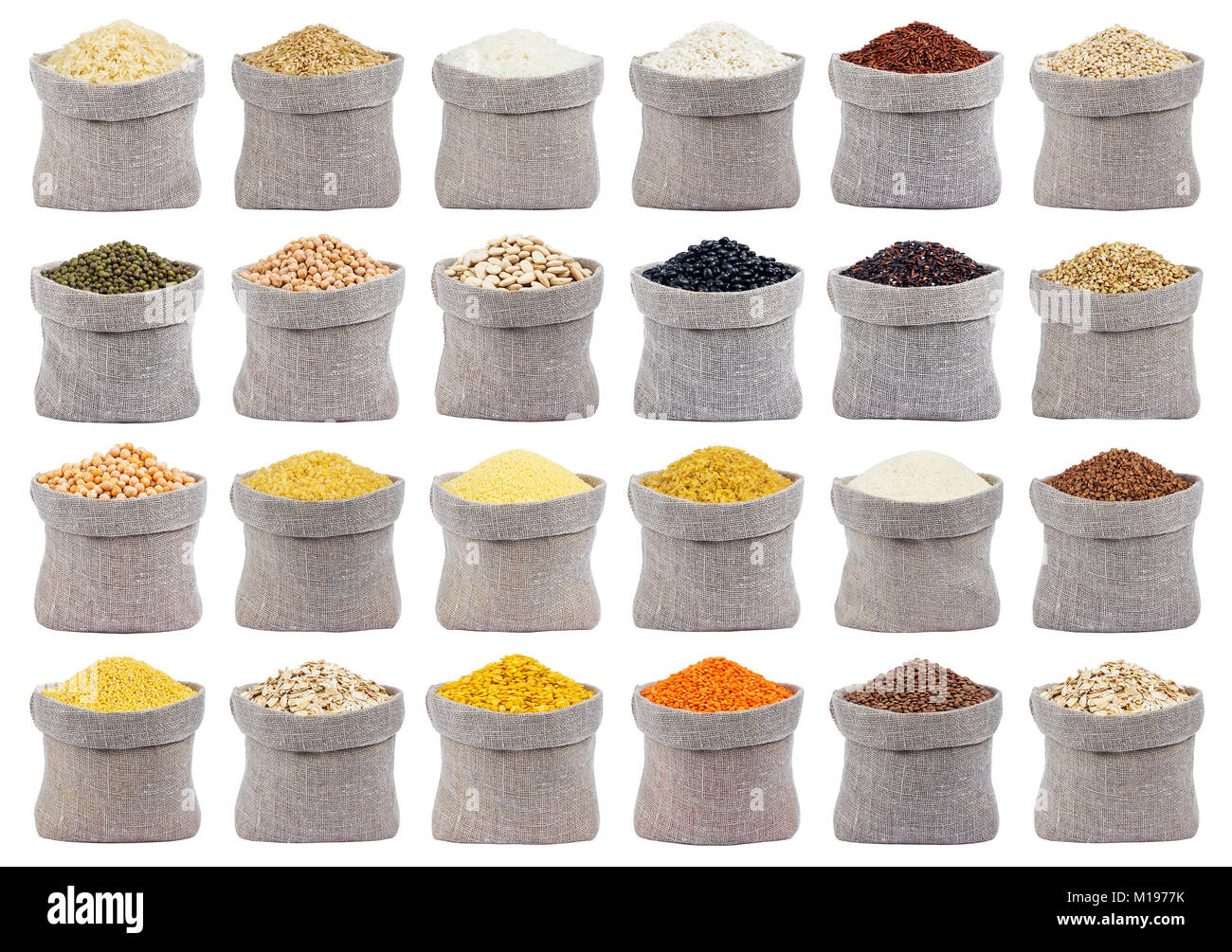 Collection de différentes céréales, grains et flocons dans des sacs isolé sur fond blanc avec clipping path Banque D'Images