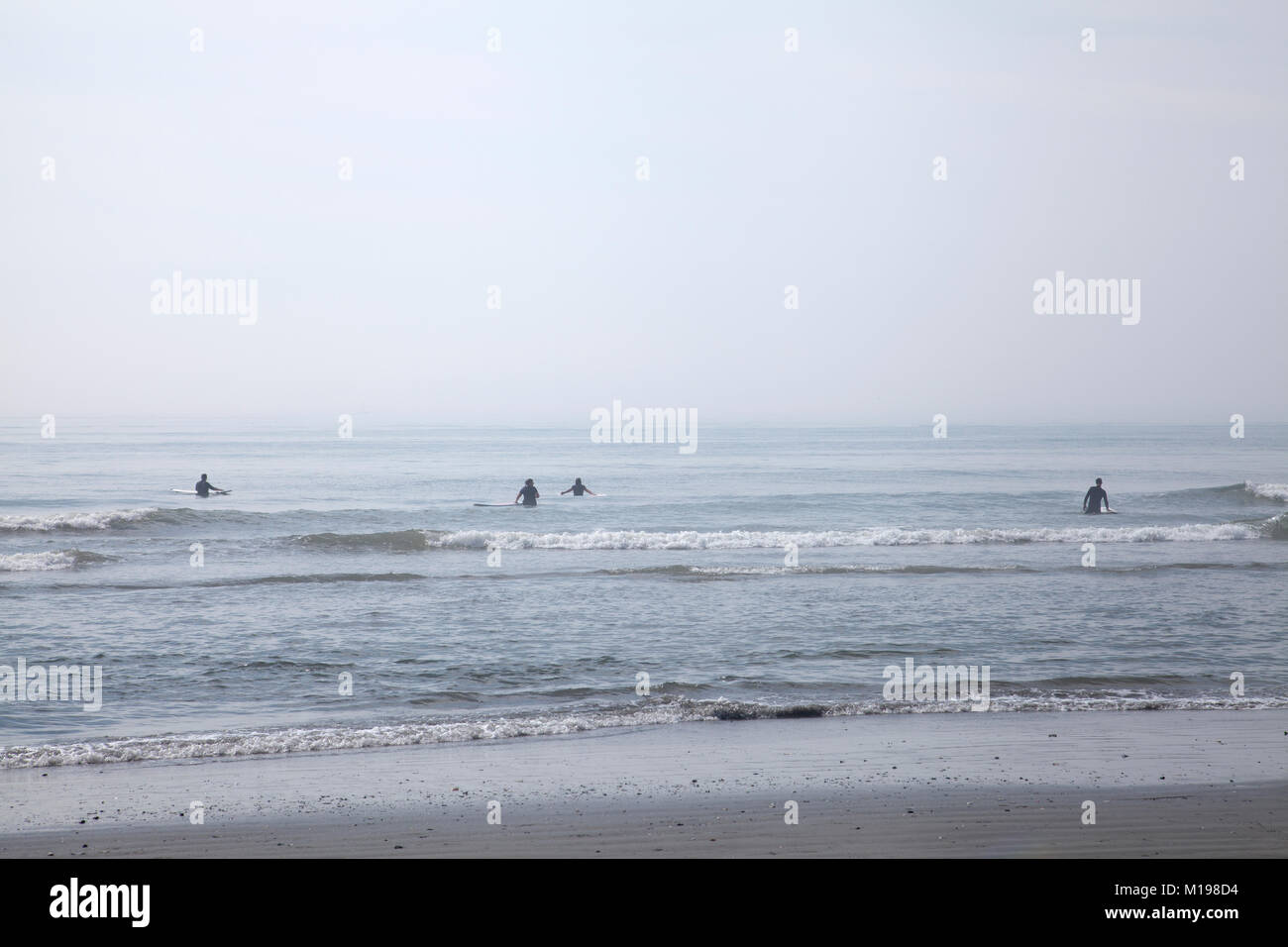 Surf en mer de brouillard tôt le matin sur la plage de port en pierre dans le New Jersey, USA Banque D'Images