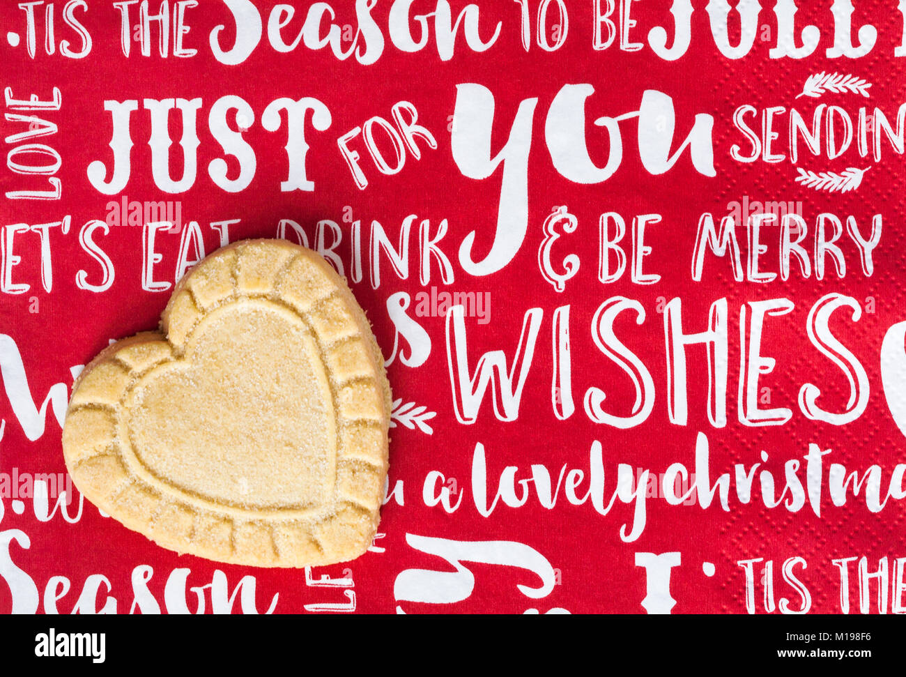 Tesco tous les sablés écossais au beurre Assortiment - heart shaped shortbread biscuit sur serviette serviette de Noël Banque D'Images