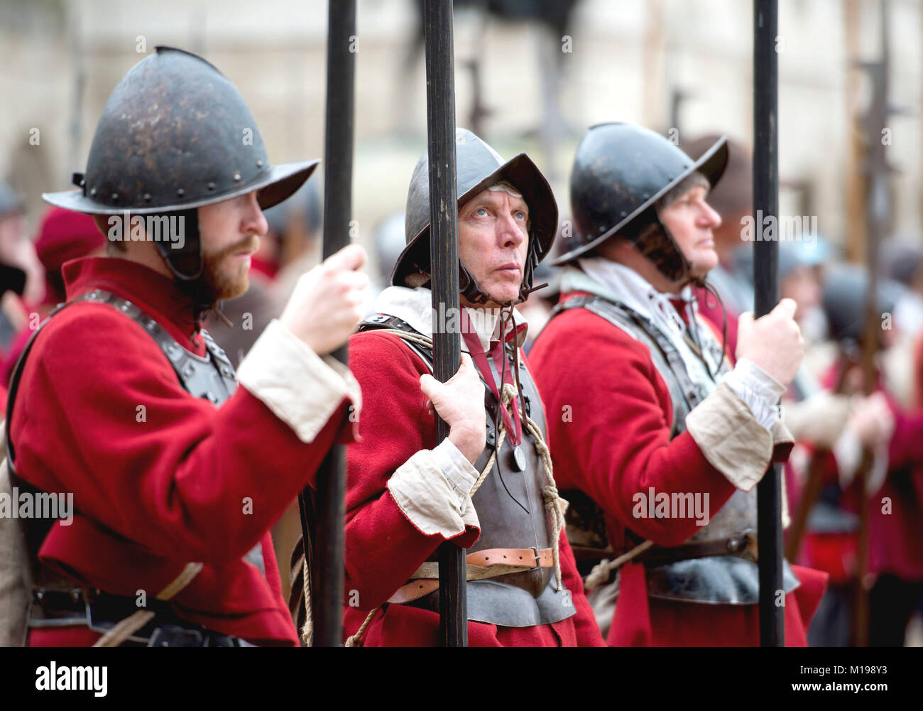 Les membres de la société la guerre civile prendre part à l'armée du roi marche annuelle et Parade, à Londres, qu'ils commémorent l'exécution de Charles Ier. Banque D'Images