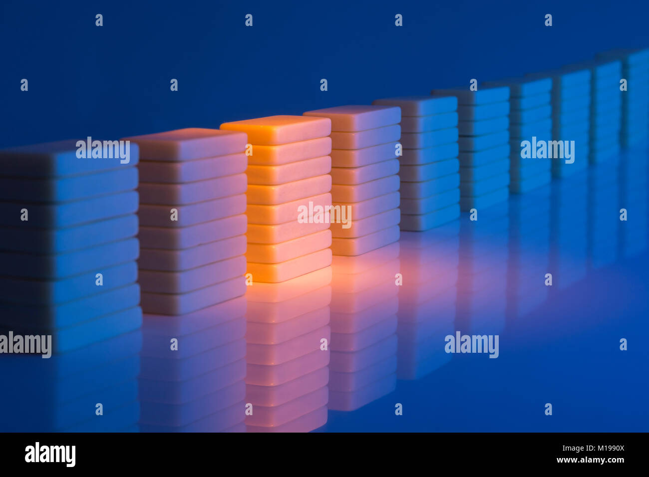 Dominos sur une surface réfléchissante. Métaphore de concept de stockage de données, batterie de serveurs, ou la batterie de serveurs résumé. La collecte de données abstract, résumé des données. Banque D'Images