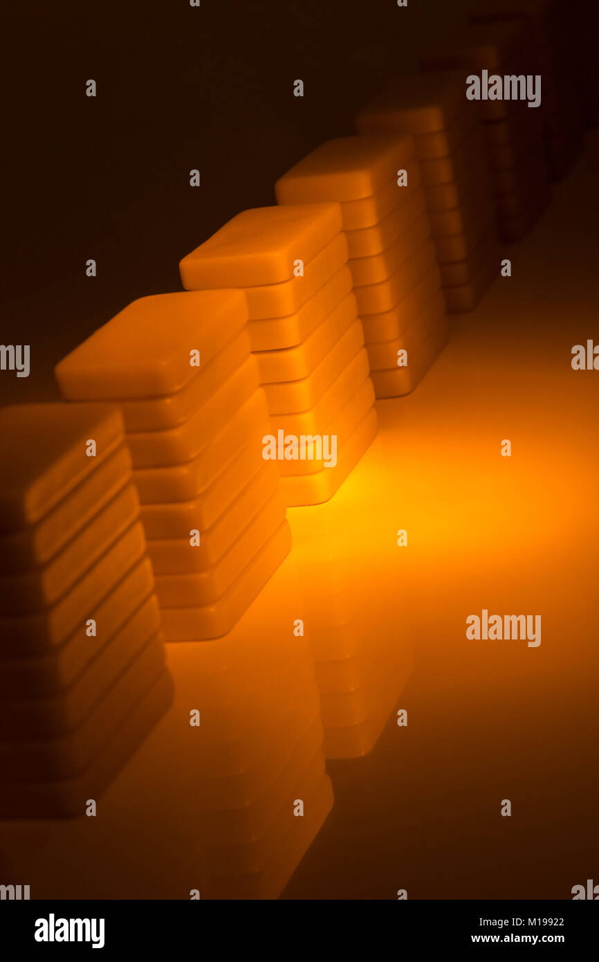 Dominos sur une surface réfléchissante. Métaphore de concept de stockage de données, batterie de serveurs, ou la batterie de serveurs résumé. La collecte de données abstract, résumé des données. Banque D'Images
