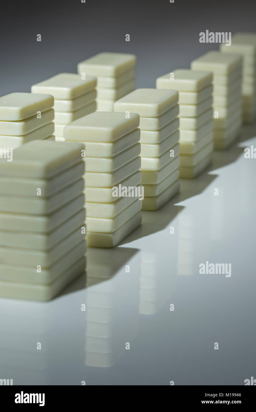 Dominos sur une surface réfléchissante. Métaphore de concept de stockage de données, batterie de serveurs, ou la batterie de serveurs résumé. La collecte de données abstract, résumé des données. Banque D'Images
