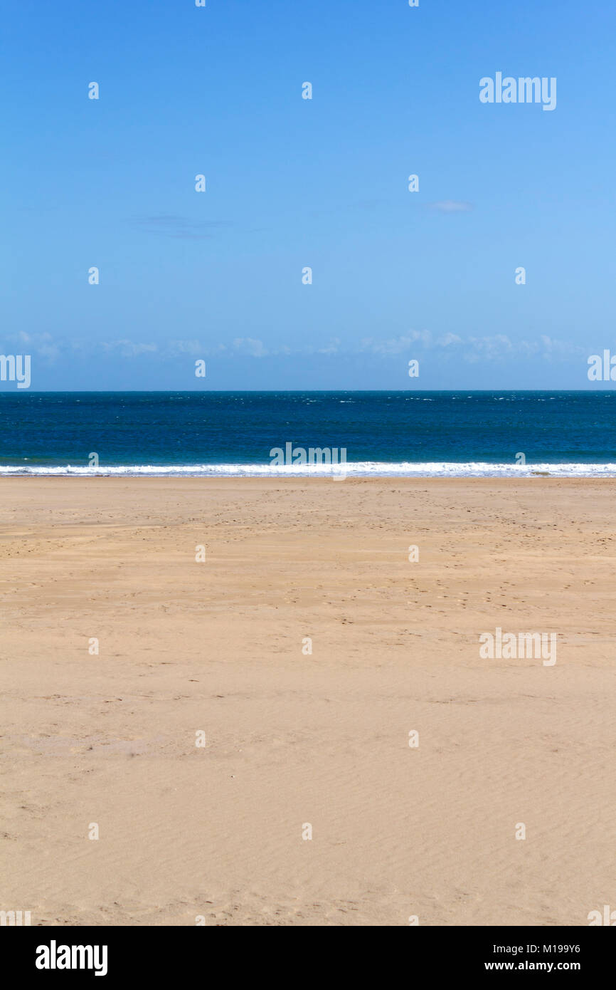 Résumé semi sable mer et ciel horizon de la plage de Grand Haven South près de Bosherston, Pembrokeshire, Pays de Galles, Royaume-Uni Banque D'Images