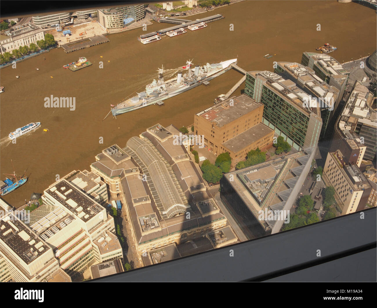 Une vue plongeante de la page Visualisation d'étage, 72, de l'Écharde de Londres à la Tamise et le HMS Belfast dans le bassin de Londres Banque D'Images