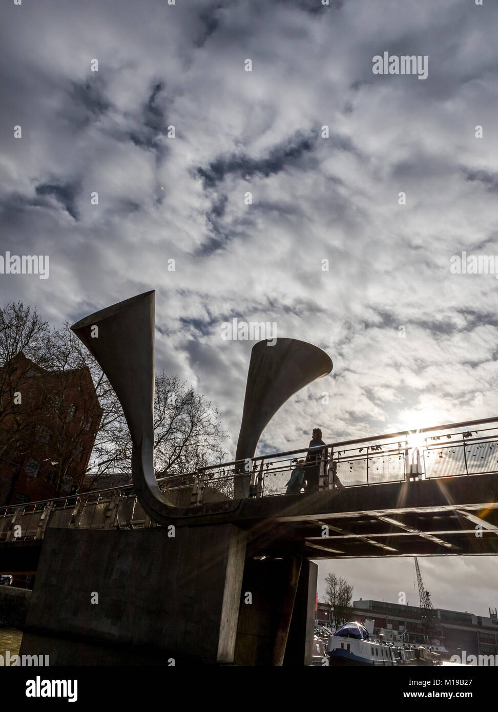 Pero's Bridge, un pont piétonnier de bascule, Harborside, Bristol Royaume-Uni. Nommé d'après l'esclave Pero Jones. Pont conçu par Eilis O'Connell. Banque D'Images