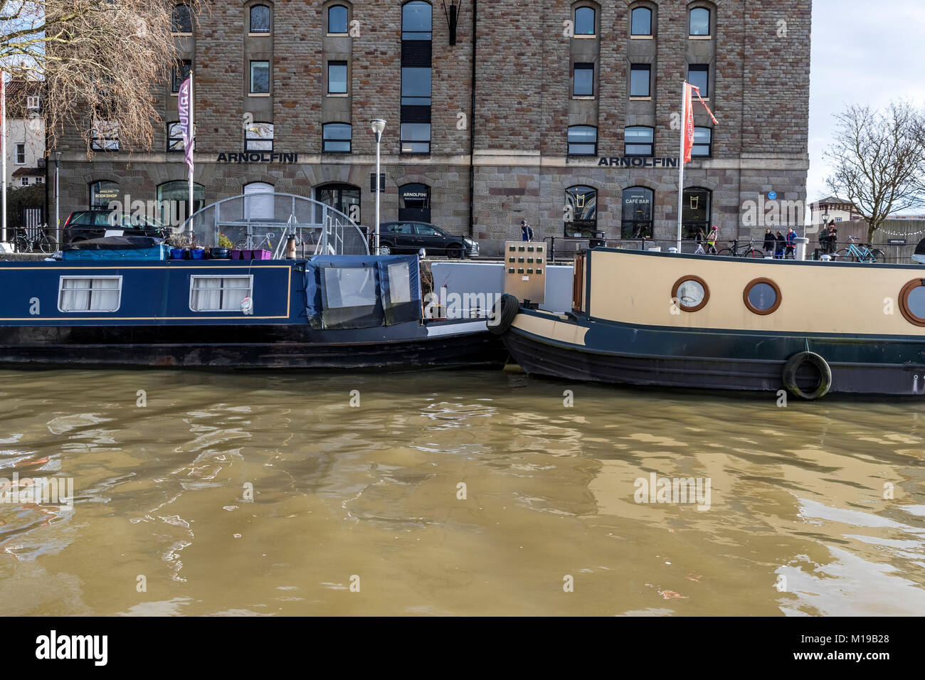 Vivez à bord de bateaux étroits et de l'Arnolfini, Harborside, Bristol, Royaume-Uni. Banque D'Images