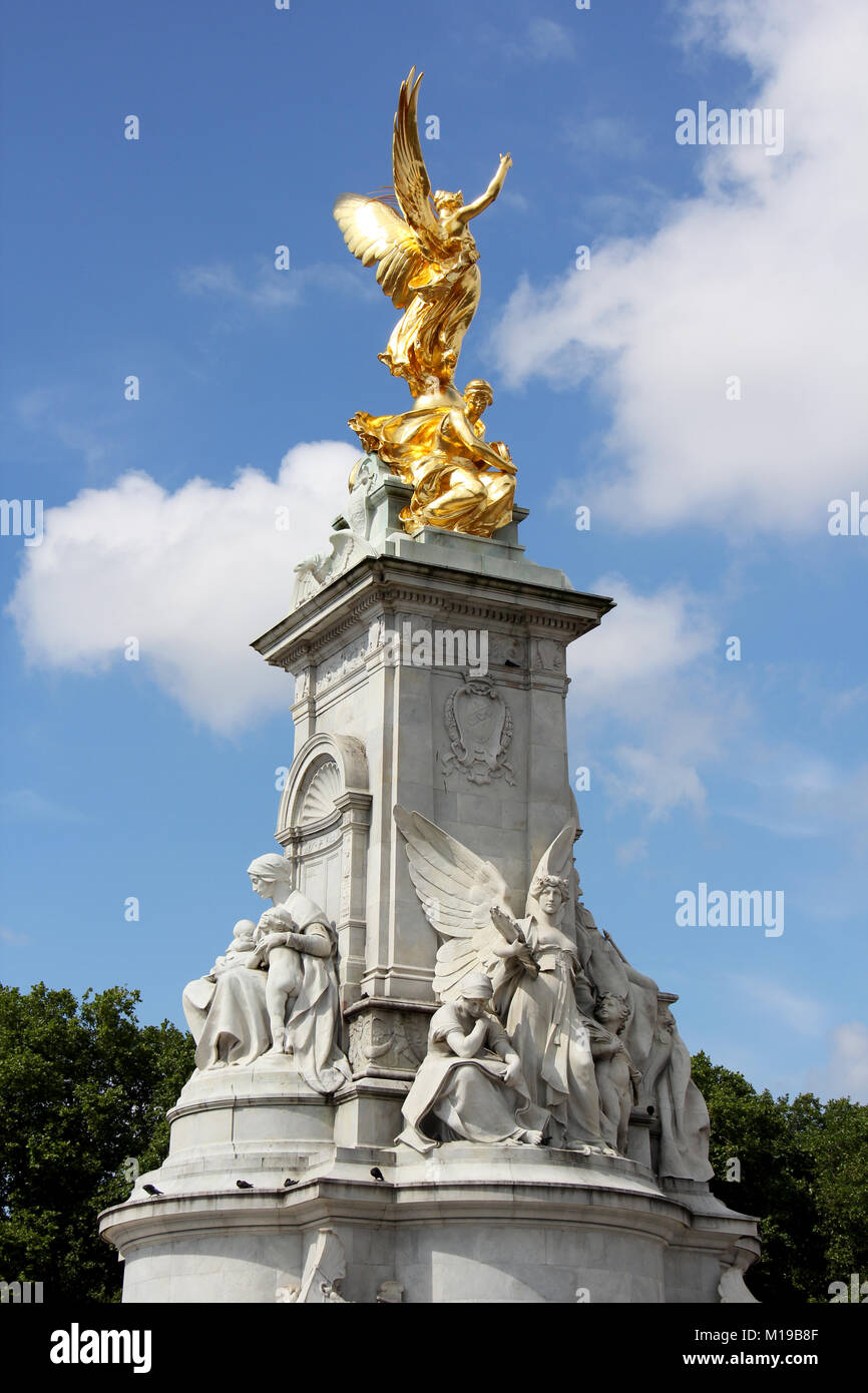 Londres, Angleterre.Vers juillet 2014.Statue d'or du Victoria Memorial au centre des jardins de la Reine, en face du palais de Buckingham Banque D'Images
