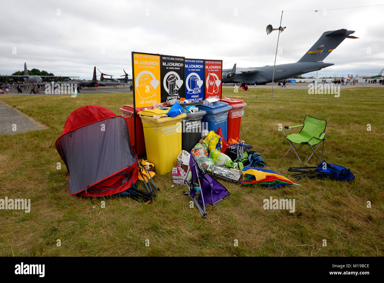 Broken chaises, parasols et tente écartée par le déchets et bacs de recyclage après le Royal International Air Tattoo à Fairford RAF Airshow Banque D'Images