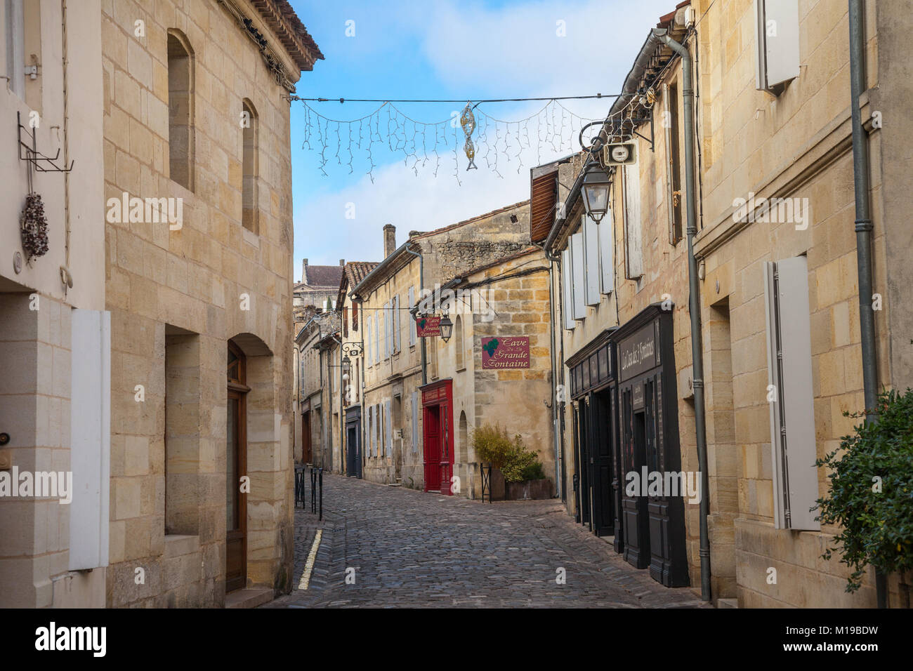 SAINT EMILION, FRANCE - 25 décembre 2017 : rue principale de la cité médiévale de Saint Emilion. Boutiques de vin peut être vu sur les côtés. Saint Emilion, famo Banque D'Images