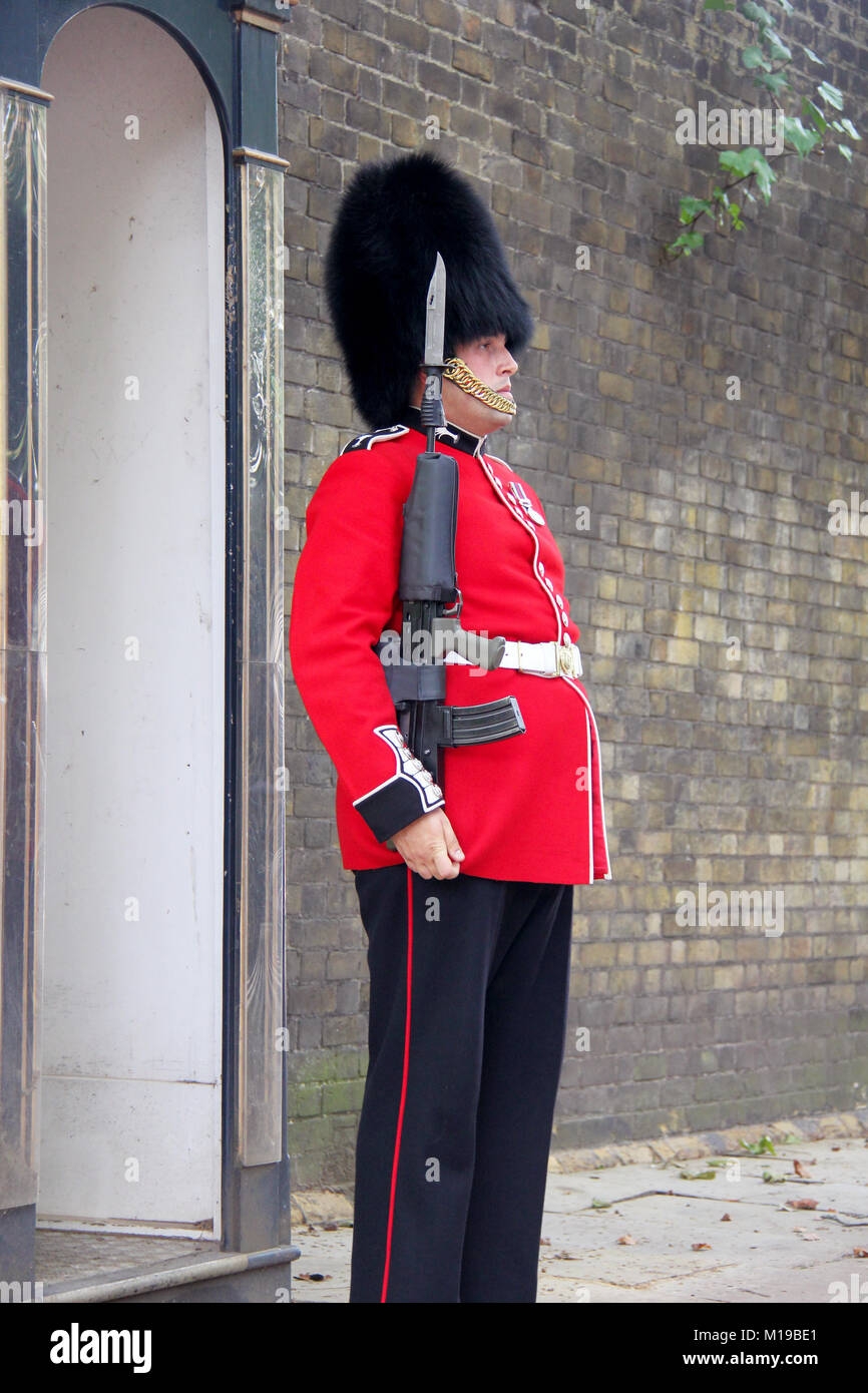 Angleterre Londres. Aux environs de juillet 2014. Garde royale en uniforme rouge en service permanent au Palais de Buckingham à Londres. L'Angleterre. Banque D'Images