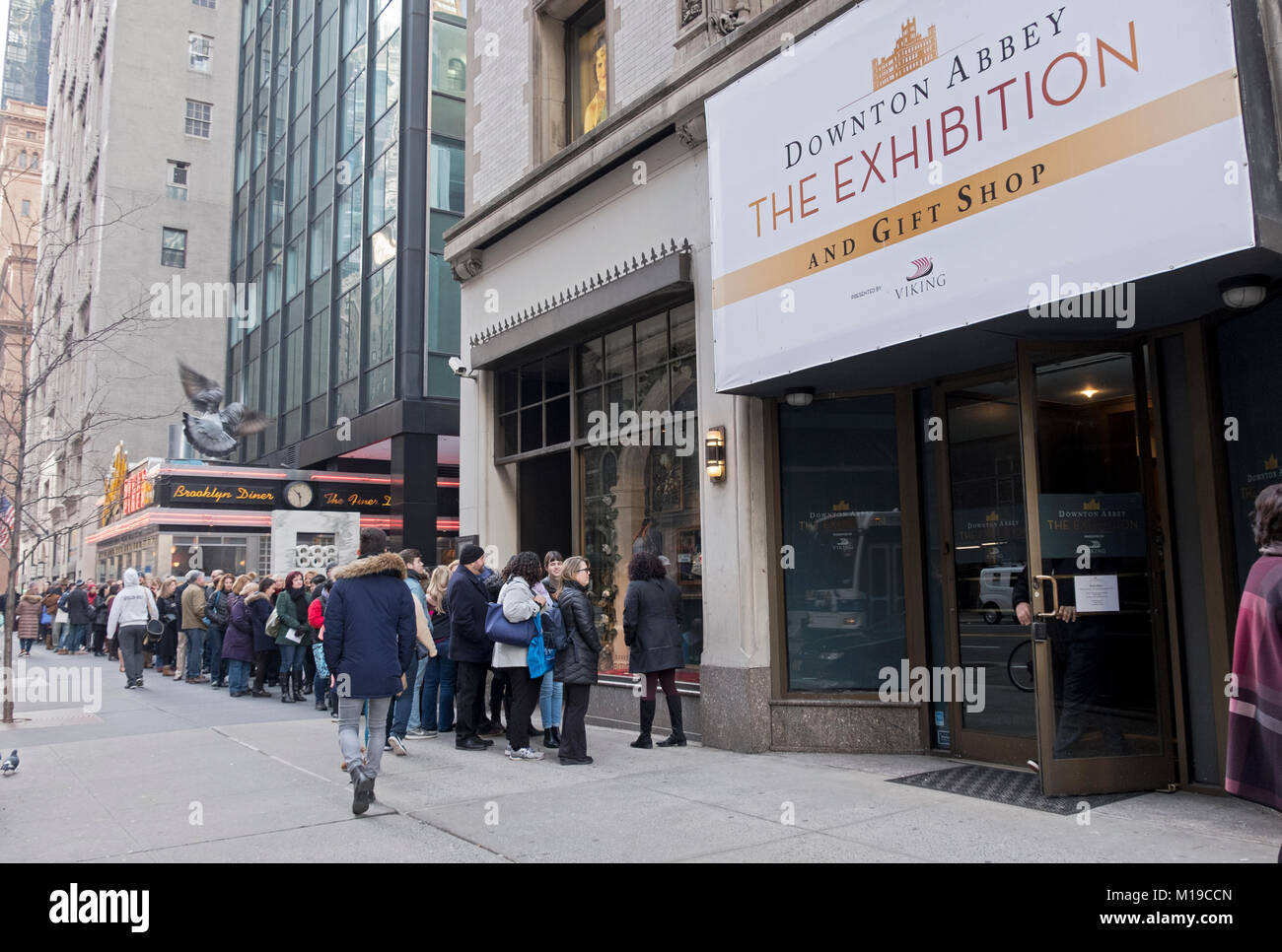 Une longue ligne de détenteurs de billets attendre pour saisir le Downton Abbey Exposition sur West 57th Street à Manhattan, New York City. Banque D'Images