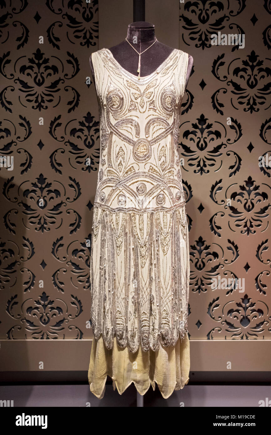La soirée robe portée par Dame Edith comme vu à Downton Abbey l'exposition  sur West 57th Street à Manhattan, New York City Photo Stock - Alamy