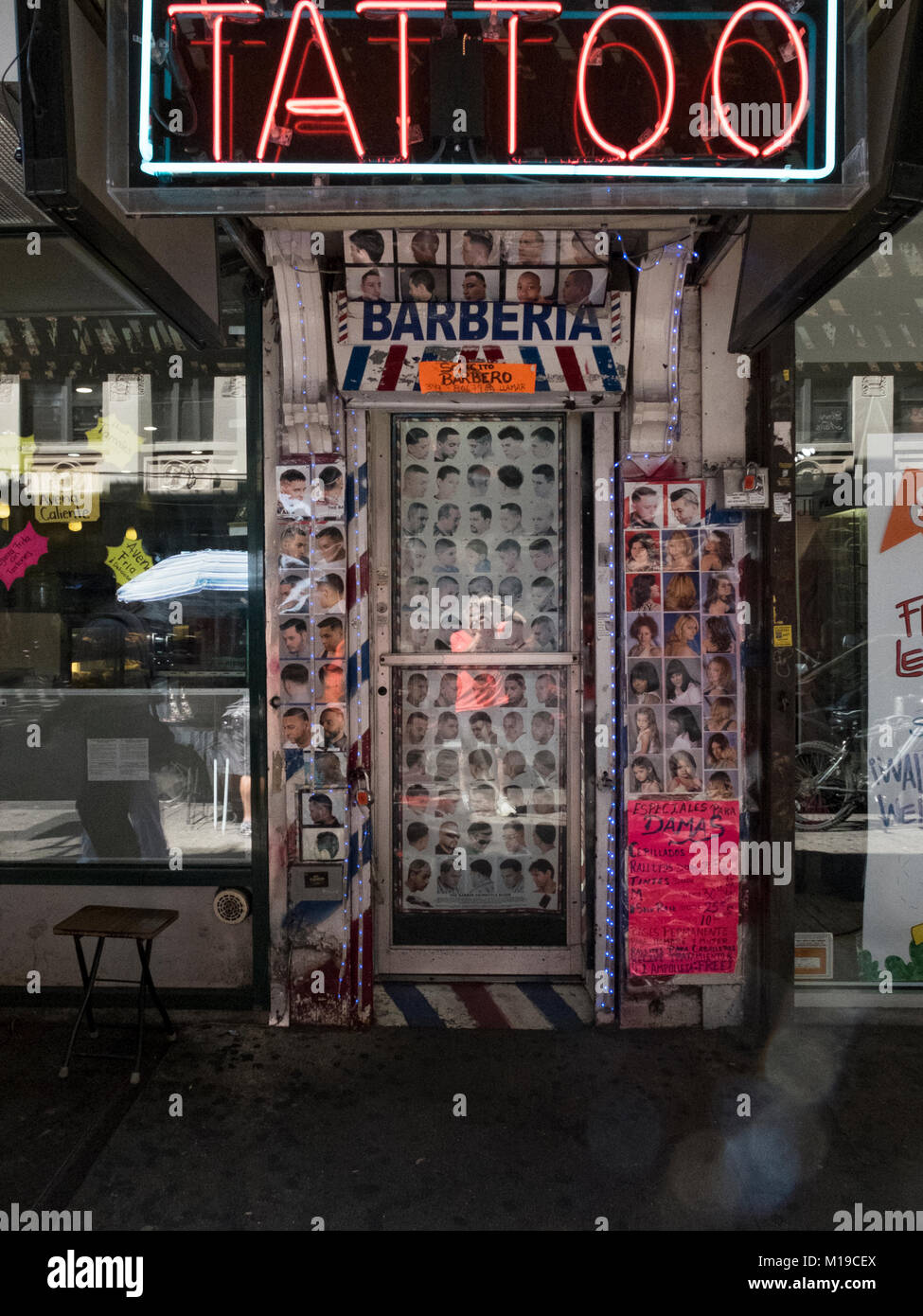L'un salon de coiffure et salon de tatouage sur Roosevelt Avenue à Jackson Heights, Queens, New York Banque D'Images