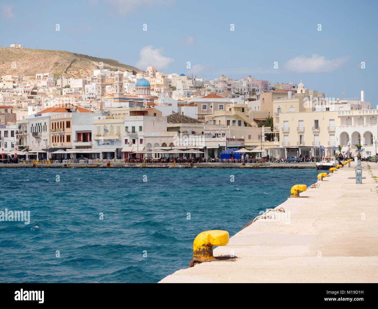 SYROS, GRÈCE - 10 avril 2016 : voir le port de Syros avec de beaux bâtiments et maisons en une journée ensoleillée avec des nuages Banque D'Images