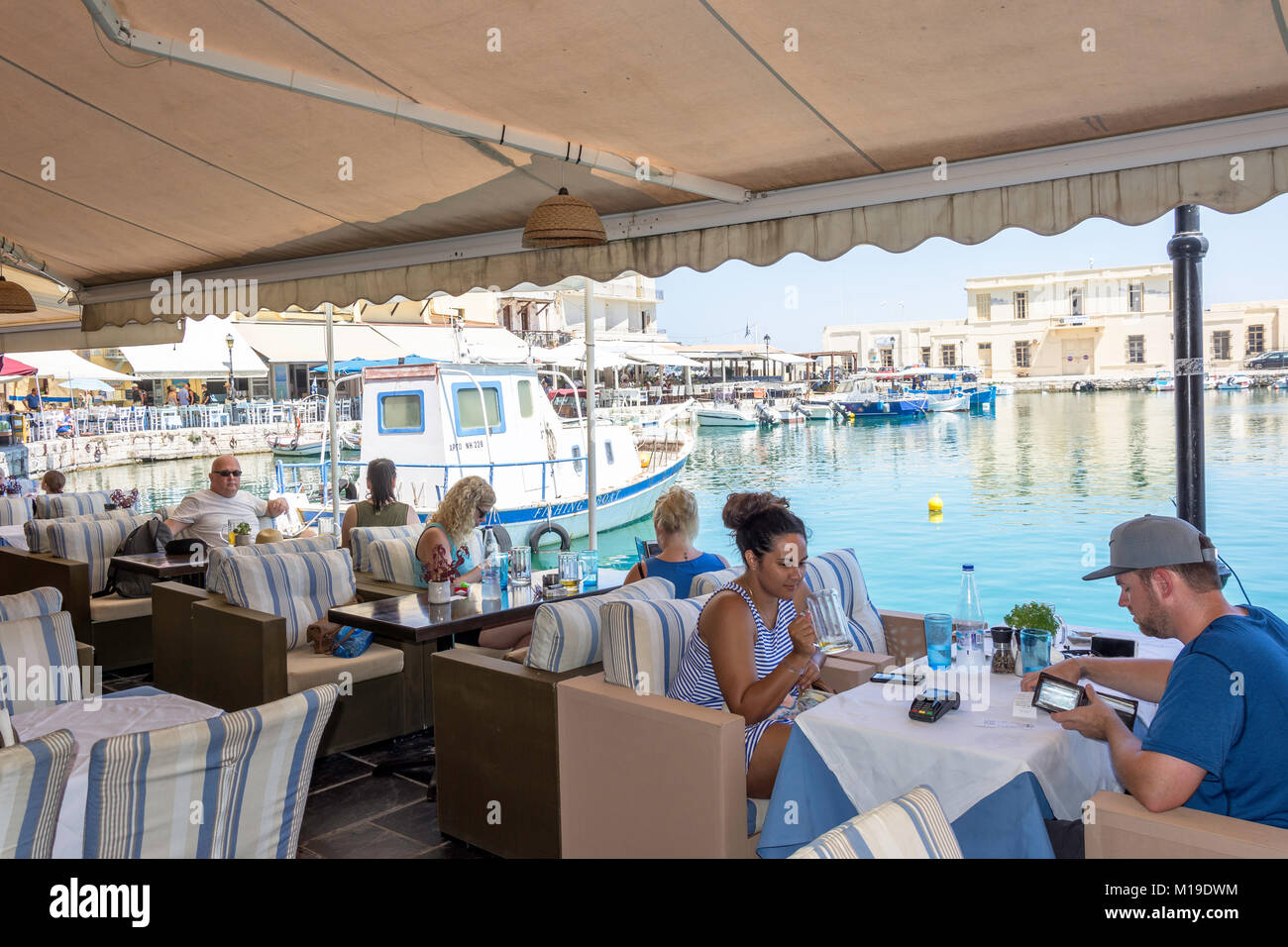 Taverne au bord de l'eau, le port de Rethymnon, Chania Rethimno (région), Rethimno Crete, Crète (Grèce), Banque D'Images