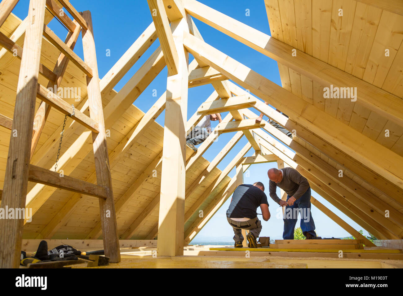 Les constructeurs de toit toit préfabriquées en bois de construction. Concept de l'industrie de la construction. Banque D'Images