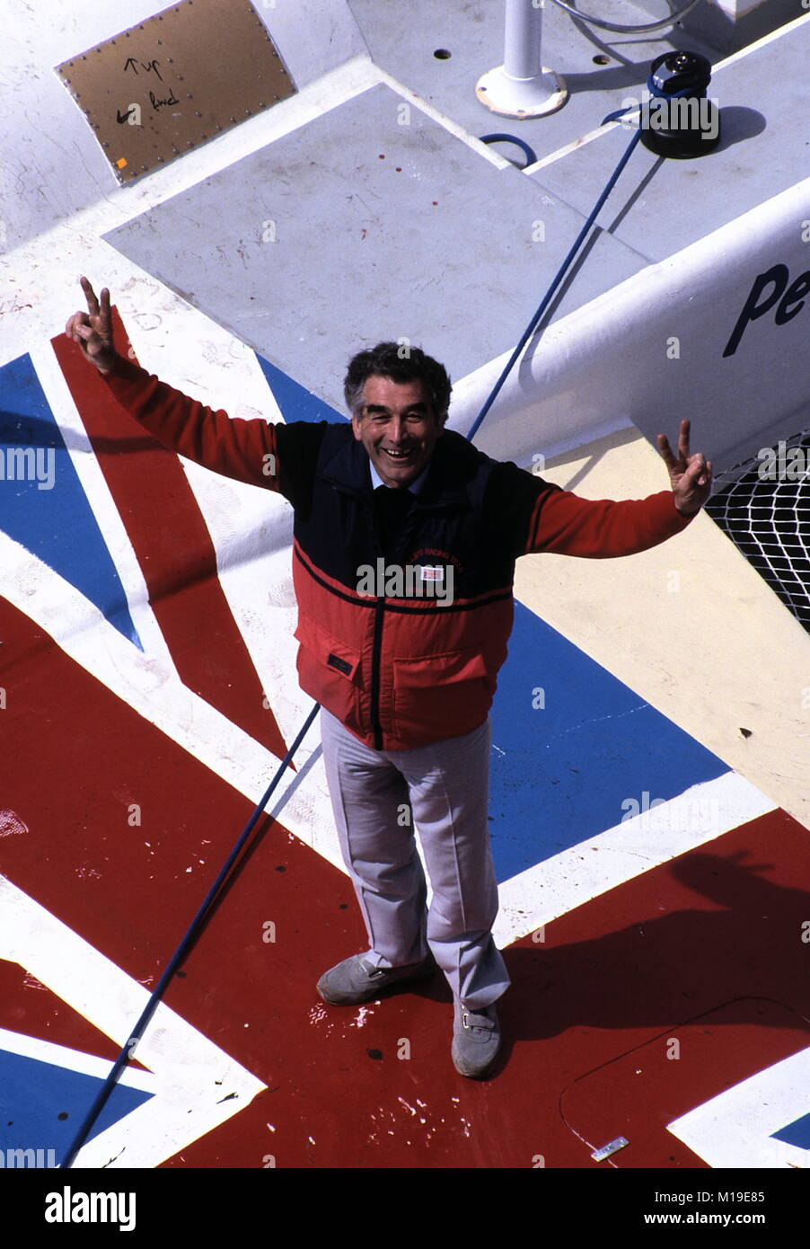 Nouvelles photos d'AJAX. 1985. TOTNES, Angleterre. - YACHTSMAN - PETER PHILLIPS (GB), SINGLE HANDED SAILOR MULTICOQUE, navigué (TRAVACREST LIVRÉE DOLE, VOIE MARITIME) CÉLÈBRE LE LANCEMENT DE SON NOUVEAU CATAMARAN "Espace à louer". PHOTO:JONATHAN EASTLAND/AJAX REF:852522 20 Banque D'Images