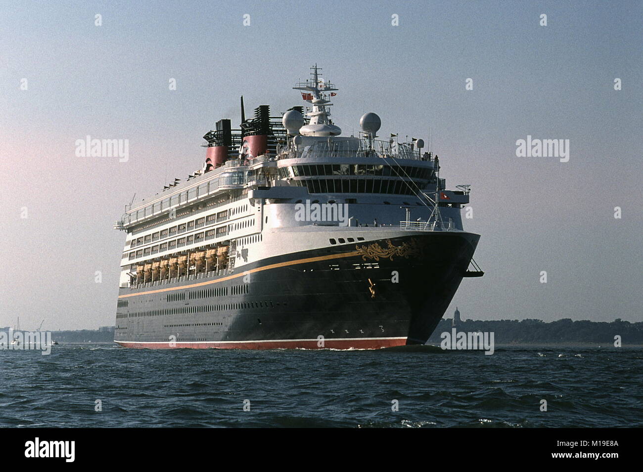 AJAXNETPHOTO. Juillet 23, 1999. SOUTHAMPTON, Angleterre. - Étonnant navire - le nouveau bateau de croisière Disney Wonder Outward Bound DE SOUTHAMPTON. PHOTO:JONATHAN EASTLAND/AJAX. REF:990104 8 Banque D'Images