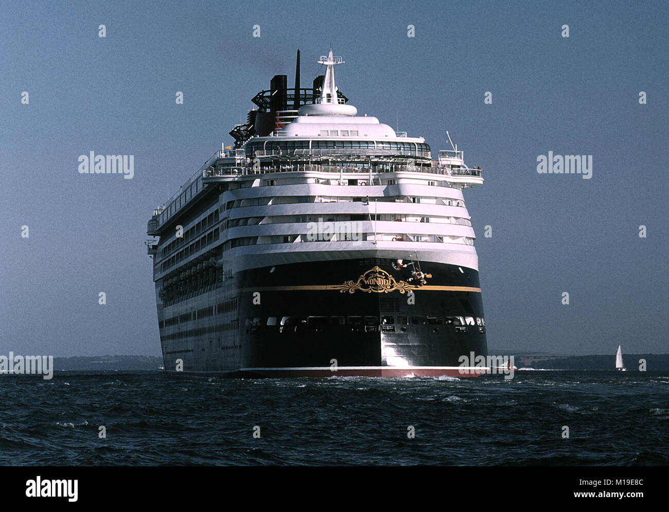 AJAXNETPHOTO. Juillet 23, 1999. SOUTHAMPTON, Angleterre. - Étonnant navire - le nouveau bateau de croisière Disney Wonder Outward Bound DE SOUTHAMPTON. PHOTO:JONATHAN EASTLAND/AJAX. REF:990109 9 Banque D'Images