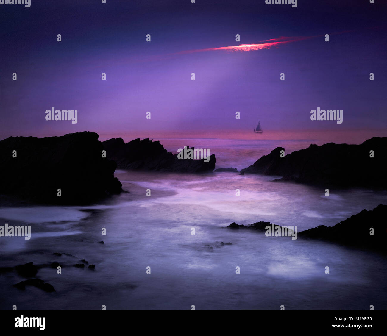 IE - CO.KERRY : Coucher de soleil sur Ballyferriter Bay sur la péninsule de Dingle Banque D'Images