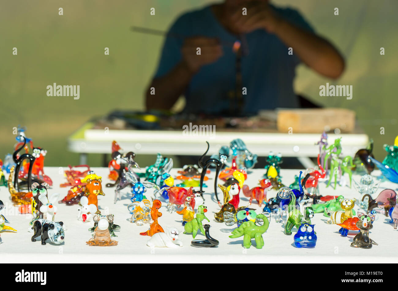 Souffleur de verre maître fabrique des miniatures de verre Banque D'Images