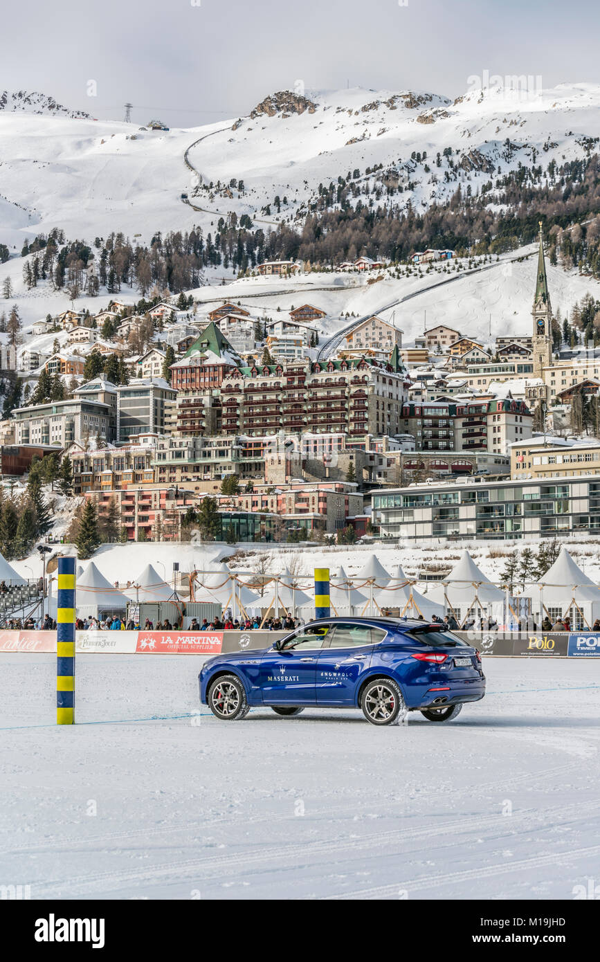 St.Moritz, Suisse. 28 janvier, 2018. Parrain Maserati voiture en face de St.Moritz durant la finale de la Coupe du Monde 2018 Snow Polo match le 28 janvier 2018 à St Moritz, Suisse Credit : travelbild/Alamy Live News Banque D'Images