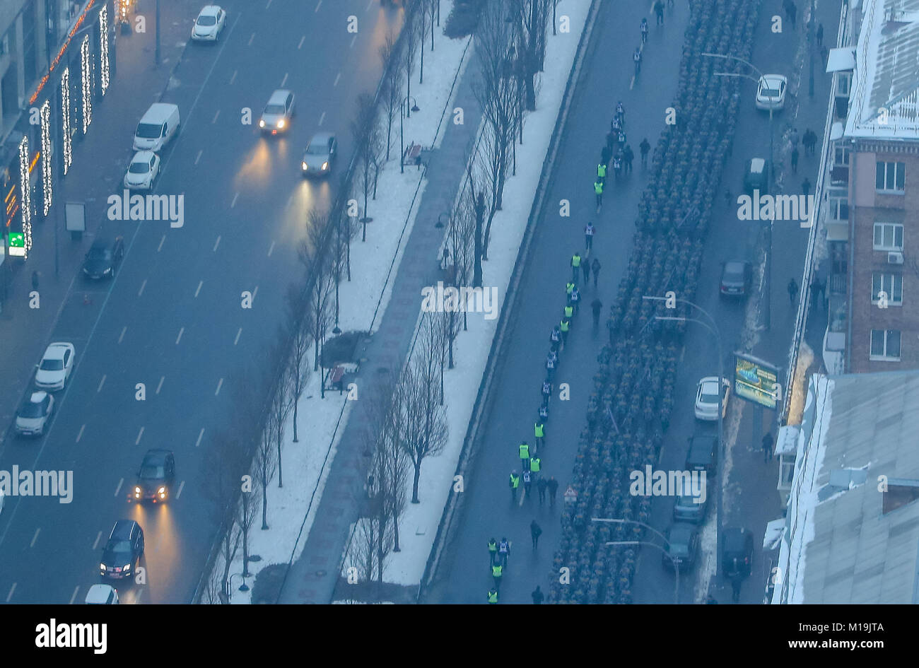 Kiev, Kiev, Ukraine. 28 janvier, 2018. Les bénévoles de l'Azov paramilitaires de droite Corps civil mars centre-ville de Kiev leur façon de prêter serment d'allégeance dans la cour d'une ancienne forteresse de la ville de Kiev, Ukraine, le 28 janvier 2018. En dehors de l'activité de combat en Ukraine's war-hit Donbas, militants d'Azov de lutter contre le crime et les drogues, patrouillent dans les rues, aider les gens en cas d'urgence. Credit : Sergii Kharchenko/ZUMA/Alamy Fil Live News Banque D'Images