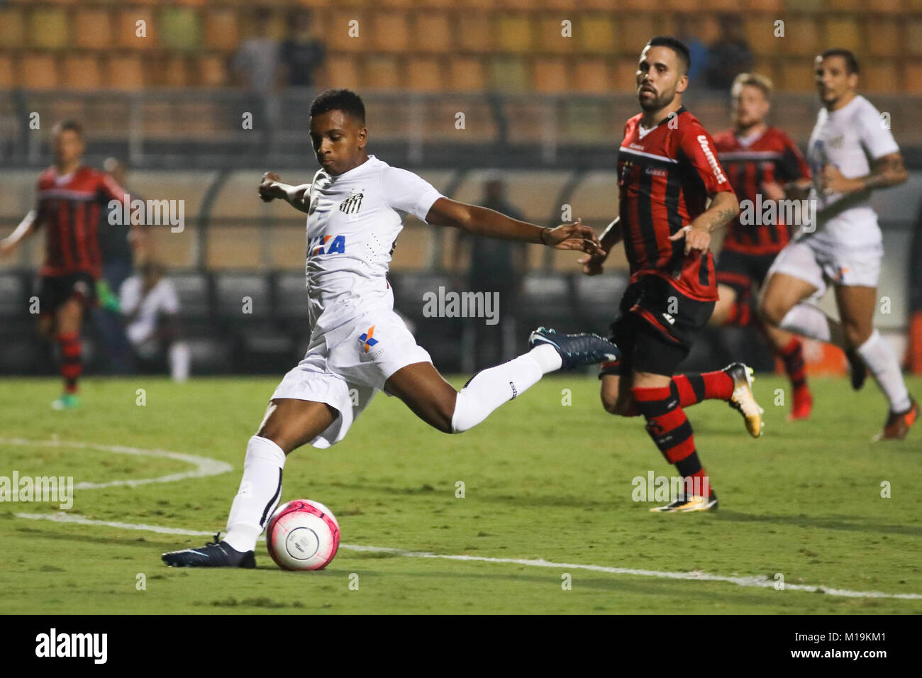 SÃO PAULO, SP - 28.01.2018 : SANTOS X ITUANO - Rodrygo pendant le match entre Santos et Ituano tenue au stade de Pacaembu, zone ouest de São Paulo. La comparaison n'est valable que pour le 4ème tour du championnat Paulista 2018. (Photo : Ricardo Moreira/Fotoarena) Banque D'Images