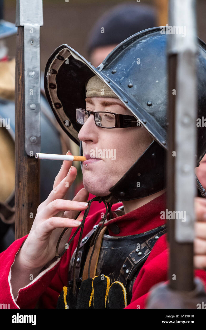 Londres, Royaume-Uni. 28 janvier 2018. L'armée du roi marche annuelle et parade commémorant l'exécution du roi Charles Ier. De nombreux membres de la guerre civile anglaise de la société, vêtus de vêtements traditionnelle du xviie siècle, ont marché et rode academie de St James' Palace vers Horse Guards Parade reconstituant le Roi Charles I de marche de Banqueting House en 1649. Crédit : Guy Josse/Alamy Live News Banque D'Images