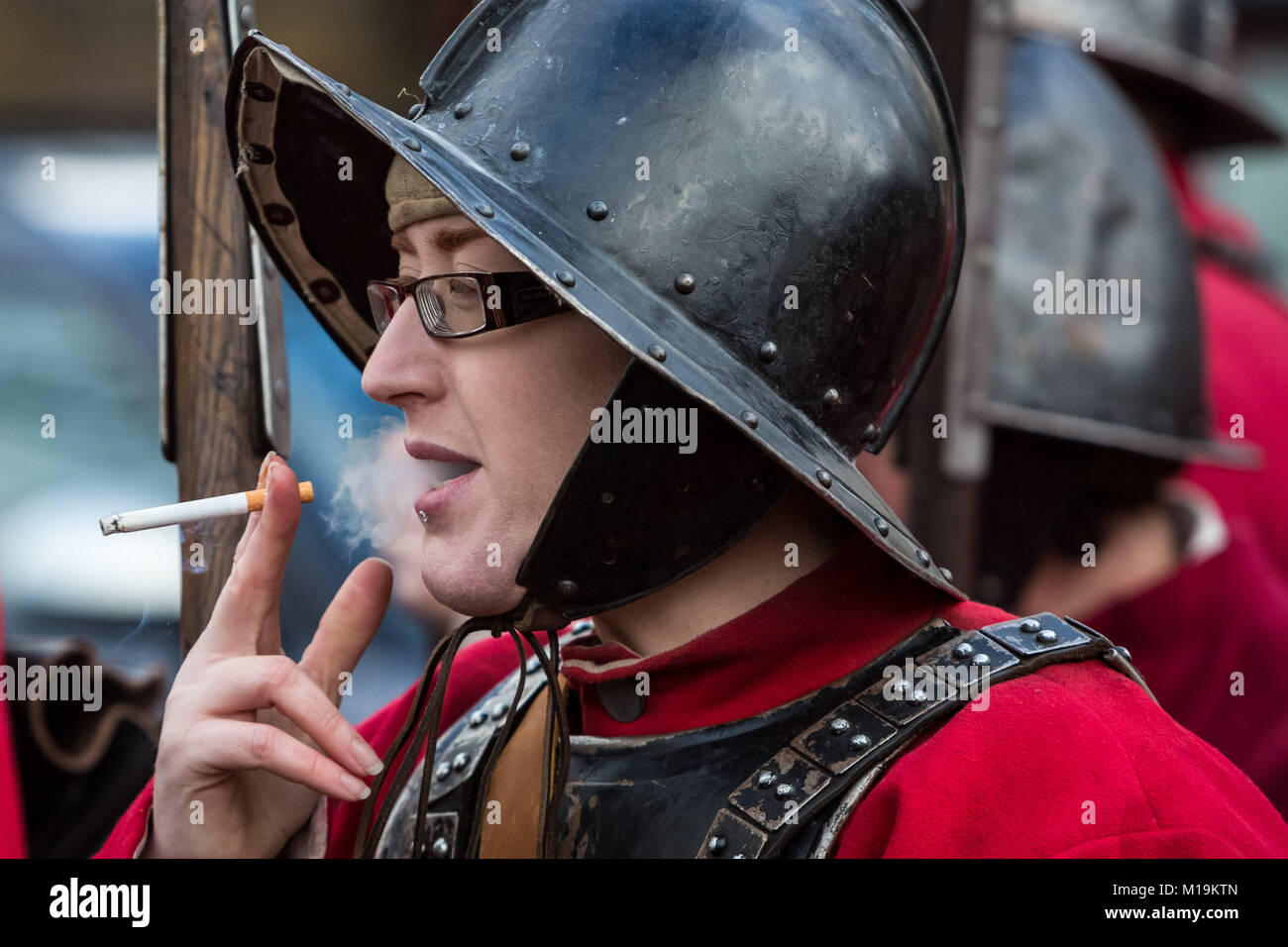 Londres, Royaume-Uni. 28 janvier 2018. L'armée du roi marche annuelle et parade commémorant l'exécution du roi Charles Ier. De nombreux membres de la guerre civile anglaise de la société, vêtus de vêtements traditionnelle du xviie siècle, ont marché et rode academie de St James' Palace vers Horse Guards Parade reconstituant le Roi Charles I de marche de Banqueting House en 1649. Crédit : Guy Josse/Alamy Live News Banque D'Images