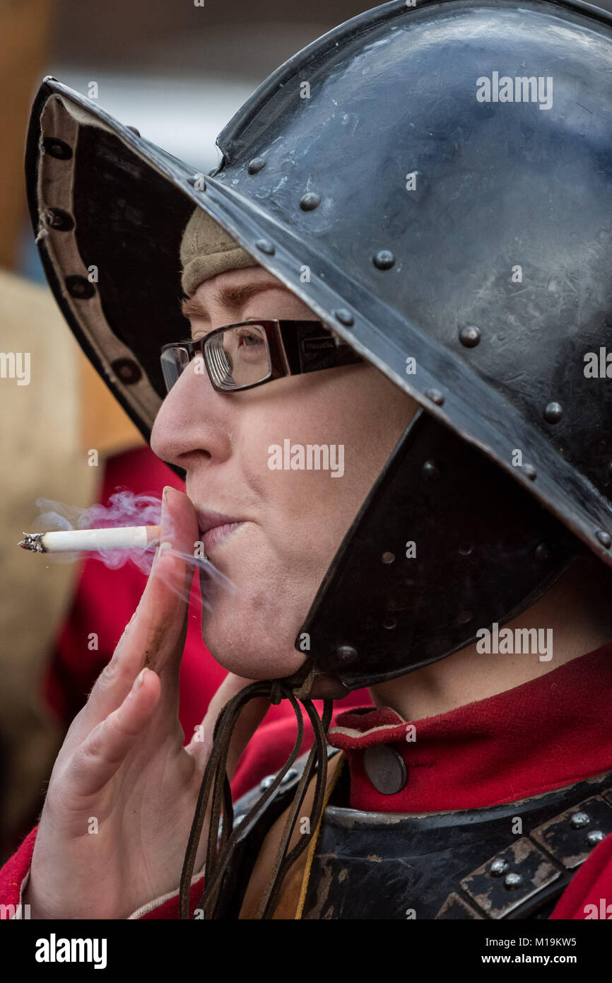Londres, Royaume-Uni. 28 janvier 2018. L'armée du roi marche annuelle et parade commémorant l'exécution du roi Charles Ier. De nombreux membres de la guerre civile anglaise de la société, vêtus de vêtements traditionnelle du xviie siècle, ont marché et rode academie de St James' Palace vers Horse Guards Parade reconstituant le Roi Charles I de marche de Banqueting House en 1649. Crédit : Guy Josse/Alamy Live News Banque D'Images
