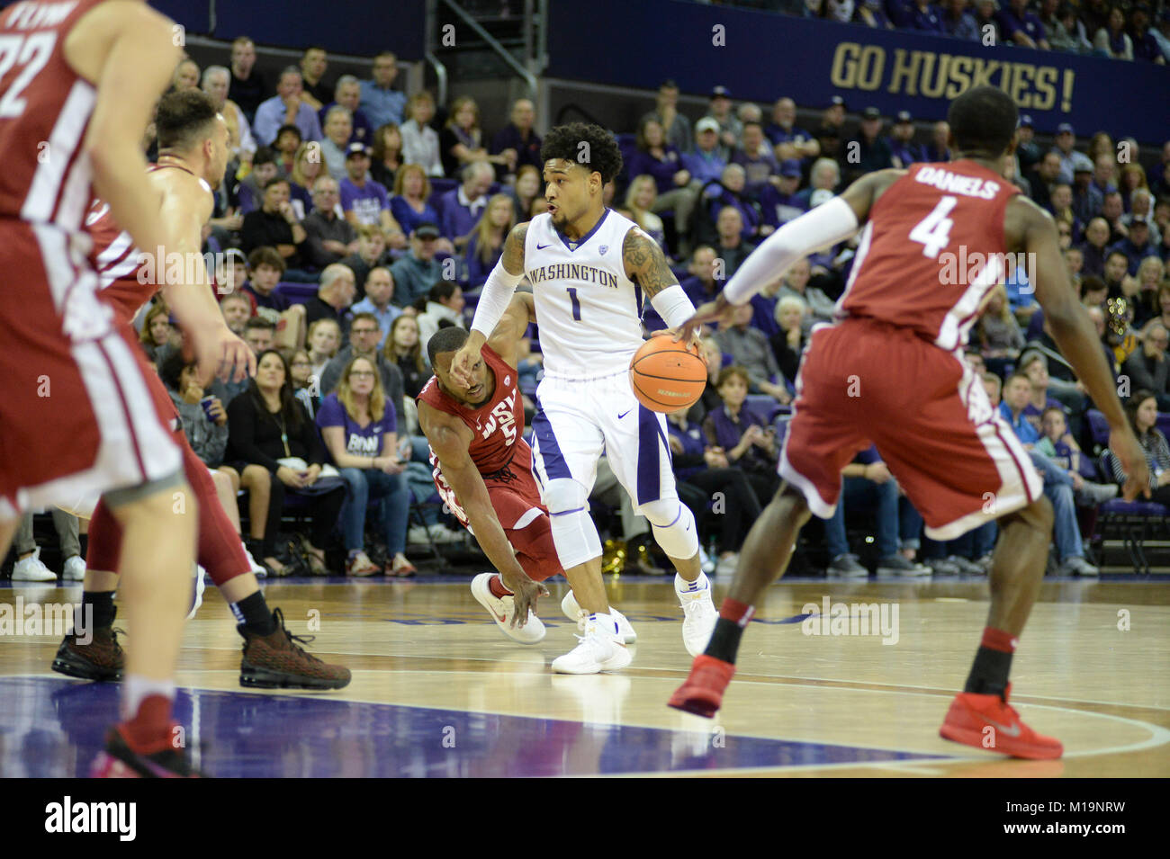 Seattle, WA, USA. 28 janvier, 2018. Point guard UW David Crisp (1) en action lors d'un CIP12 jeu de basket-ball entre les Washington Huskies et WSU couguars. Le jeu a été joué à Hec Ed Pavilion à Seattle, WA. Jeff Halstead/CSM/Alamy Live News Banque D'Images